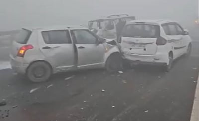 உ.பி.,யில் 7 வாகனங்கள் அடுத்தடுத்து மோதல்:  3 பேர் காயம் 