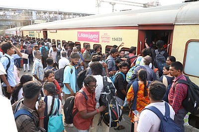 பொங்கல் பண்டிகை: ரயில், பேருந்து நிலையங்களில் அலைமோதும் கூட்டம்