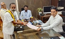 தொகுதி மக்கள் மனதுவைத்தால் நானும் வெற்றிபெற வாய்ப்பு! 
253 ஆவது வேட்புமனுவை தாக்கல் செய்த பத்மராஜன்!