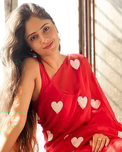 மார்கழிப் பூவே.. சான்யா தாக்கூர்