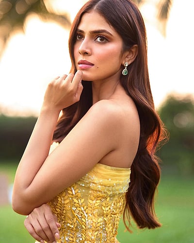 மாலை நிலவின் மரகத மஞ்சள்.. மாளவிகா மோகனன்!