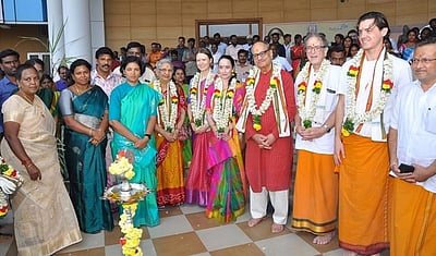 ராணிப்பேட்டை ஆட்சியரகத்தில் சமத்துவப்  பொங்கல்: வெளிநாட்டினா் பங்கேற்பு