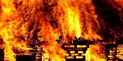 அடுக்குமாடி குடியிருப்பில் தீ விபத்து! 250 பேர் வெளியேற்றம்!