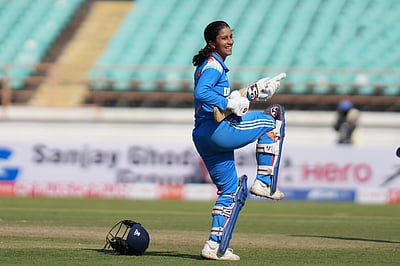 ஒருவர் சதம், மூவர் அரைசதம் விளாசல்; அயர்லாந்துக்கு 371 ரன்கள் இலக்கு!