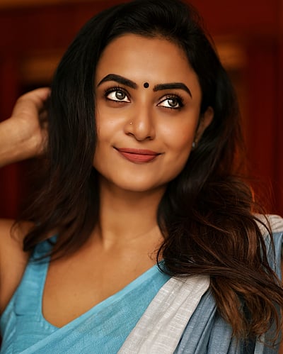 சுடும் பார்வை... ஜனனி அசோக்குமார்!