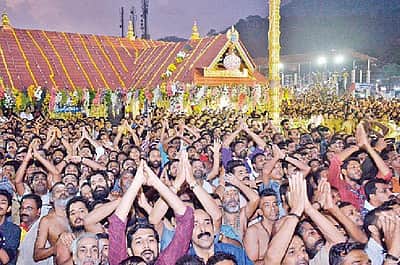 மகரவிளக்கு: 'திருவாபரணம்' ஊர்வலம் தொடங்கியது