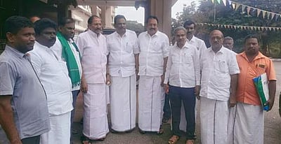 நகராட்சிகளுடன் கிராம ஊராட்சிகளை இணைப்பதை
எதிா்த்து அதிமுக எம்எல்ஏ-க்கள் மனு