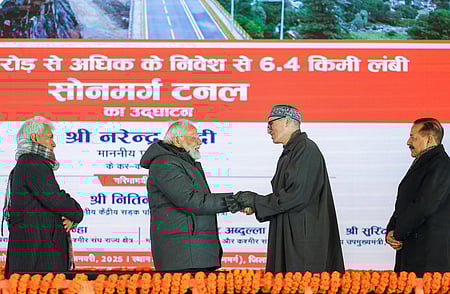 ஜம்மு-காஷ்மீரின் சோன்மாா்க் சுரங்கப் பாதை திறப்பு விழாவில் பிரதமா் மோடி, முதல்வா் ஒமா் அப்துல்லா.