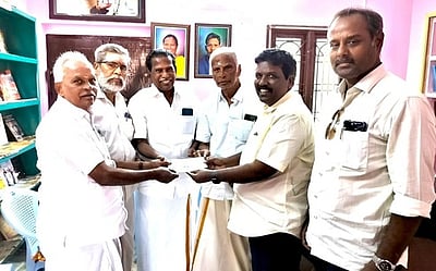 சமூகநீதி பாதுகாப்பு இயக்கத்துக்கு தனது ஊதியத்தை வழங்கிய எம்.பி.