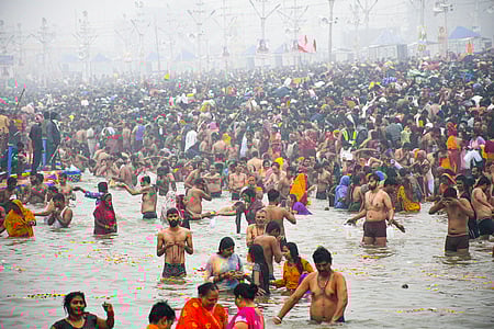 மகா கும்பமேளாவின் முதல் நாளான திங்கள்கிழமை திரிவேணி சங்கமம் பகுதியில புனித நீராடிய பக்தா்கள்.