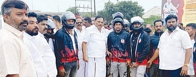 வாகன ஓட்டிகளுக்கு தலைக்கவசம்