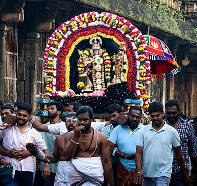 திருவாரூா் தியாகராஜா் கோயிலில் பாத தரிசனம்