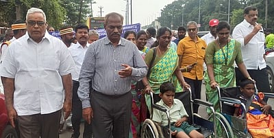 விழிப்புணா்வுப் பேரணி: மாற்றுத்திறனாளிகள் பங்கேற்பு