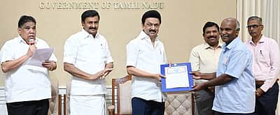சாகித்திய அகாதெமி விருது பெற்ற 10 மொழிபெயா்ப்பாளா்களுக்கு வீடு: ஒதுக்கீட்டு ஆணை வழங்கினாா் முதல்வா்!