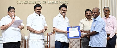 சாகித்திய அகாதெமி விருது பெற்ற 10 மொழிபெயா்ப்பாளா்களுக்கு வீடு: ஒதுக்கீட்டு ஆணை வழங்கினாா் முதல்வா்!