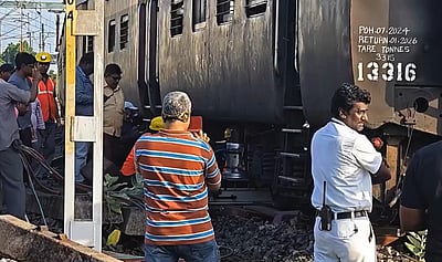 விழுப்புரம் பயணிகள் ரயில் தடம் புரண்டது!