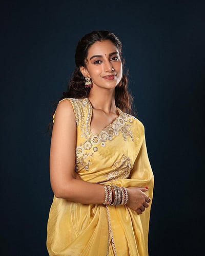 எந்தன் நெஞ்சில் நீங்காத... மீனாட்சி சௌத்ரி!