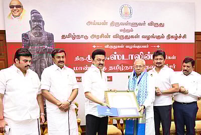 திருவள்ளுவர் விருது உள்ளிட்ட 10 விருதுகள்: முதல்வர் வழங்கினார்!