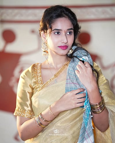 புலரும் பொழுதில்... நேஹா செளத்ரி!