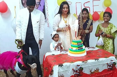 வளர்ப்பு நாய்க்கு ரூ.5 லட்சம் செலவில் பிறந்தநாள் விழா! விடியோ வைரல்! 