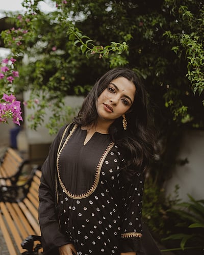 அழகு பூஞ்சிலை... நிகிலா விமல்!