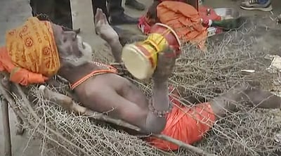 முட்கள் மீது படுத்து அனைவரின் கவனத்தை ஈர்த்த துறவி!