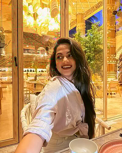 புன்னகை பூவே... மதுமிதா!