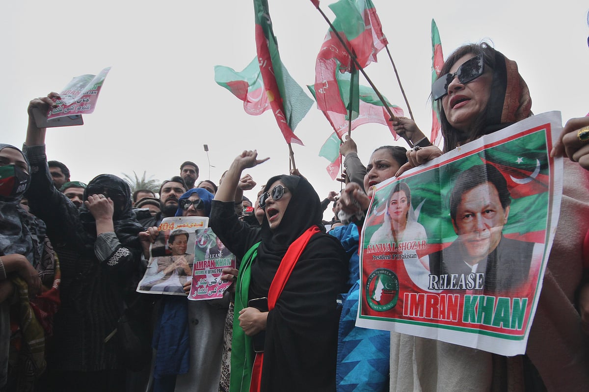இம்ரான் கானுக்கு சிறைத் தண்டனை விதிக்கப்பட்டதற்கு எதிராகப் போராட்டத்தில் ஈடுபட்ட அவரது ஆதரவாளர்கள்.