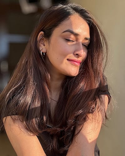 மாலை வேளை வேலை காட்டுதோ.. மன்மீத் கௌர்!