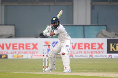 டாப் ஆர்டர் சொதப்பல்; பாகிஸ்தானை சரிவிலிருந்து மீட்ட சௌத் ஷகீல், முகமது ரிஸ்வான்!