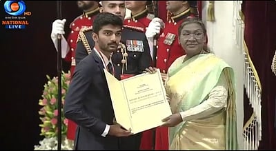 செஸ் வீரர் குகேஷுக்கு கேல் ரத்னா விருது வழங்கினார் குடியரசுத் தலைவர்!