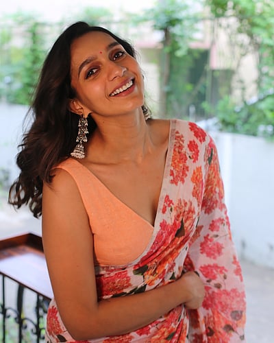 பூ பூக்கும் ஓசை... சஞ்சனா நடராஜன்!