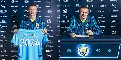 வரலாற்று சாதனை..! 2034 வரை விளையாட ஒப்பந்தமான கால்பந்து வீரர்!