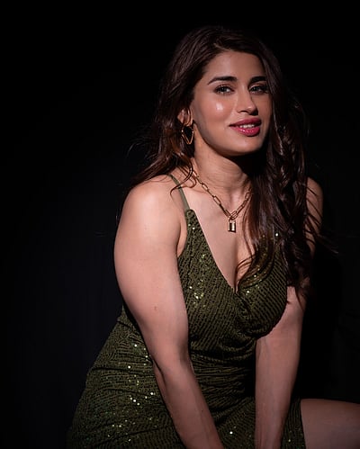 வெண்ணிலா முகம்.. கனிகா ஜி! 