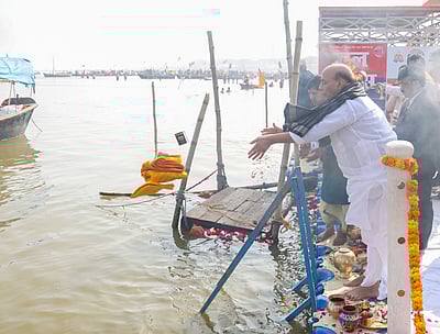 மகா கும்பமேளா: புனித நீராடிய மத்திய அமைச்சர் ராஜ்நாத் சிங் 