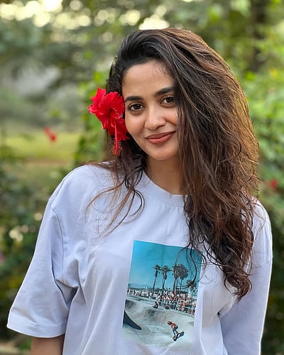 செம்பருத்தி.. செம்பருத்தி.. தேஜூ அஸ்வினி!