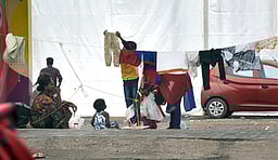 துணி உலா்த்தும் கயிறு தொடா்பாக வாக்குவாதம்: சுல்தான்புரியில் அண்டைவீட்டாா் இடையே மோதல்