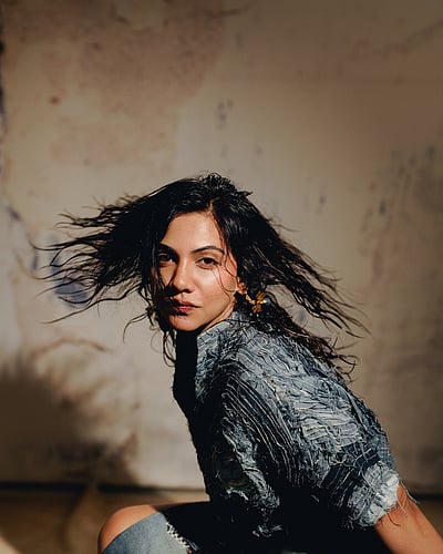 காற்றில் எந்தன் சிகை... மடோனா செபாஸ்டியன்!