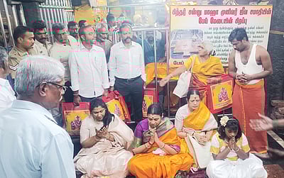 மேல்மலையனூா் அங்காளம்மன் 
கோயிலில் துா்கா ஸ்டாலின் தரிசனம்