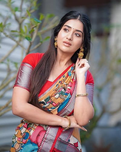 உன்னை கண் தேடுதே... ராஷி சிங்! 