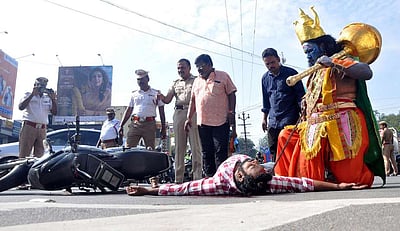 சாலை பாதுகாப்பு வாரம்: வாகன ஓட்டிகளுக்கு விழிப்புணா்வு கலை பிரசாரம்