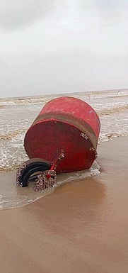 வேதாரண்யம் கடற்கரையில் ஒதுங்கிய கப்பல் துறைமுகங்களில் நிறுத்தப்படும் மிதவை.