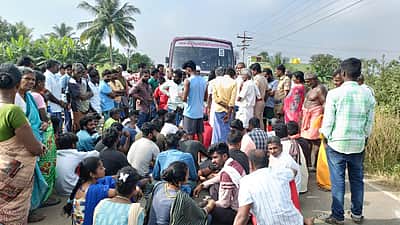 பென்னாகரம் அருகே கிராம மக்கள் சாலை மறியல் 