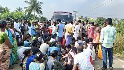 பென்னாகரம் அருகே கிராம மக்கள் சாலை மறியல் 