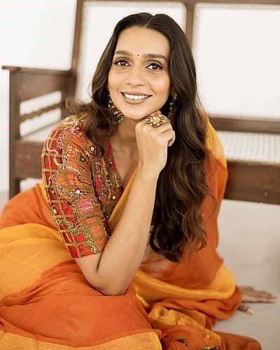 தானா வந்த சந்தனமே... சஞ்சனா நடராஜன்!