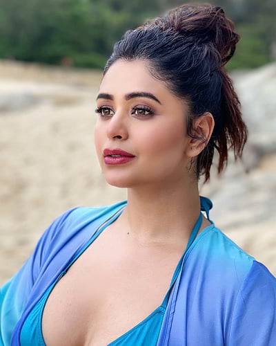 றெக்கை கட்டிப் பறக்குது.. ரிதாபாரி சக்ரவர்த்தி!