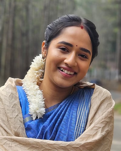 மனம் குளிரும் சிரிப்பில்.... மதுமிதா!