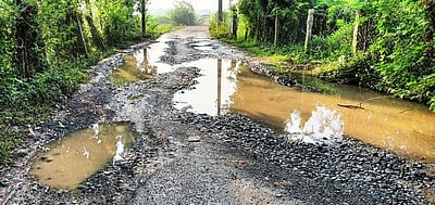 கொள்ளிடம் கூட்டுக் குடிநீா் திட்ட குழாயில் உடைப்பு:  கிராமச்  சாலை சேதம்