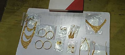 பேருந்தில் தம்பதியிடம் 17 பவுன் திருடியவா் கைது