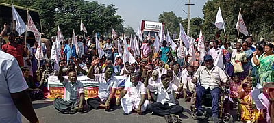 மாற்றுத் திறனாளிகள் மறியல் போராட்டம்